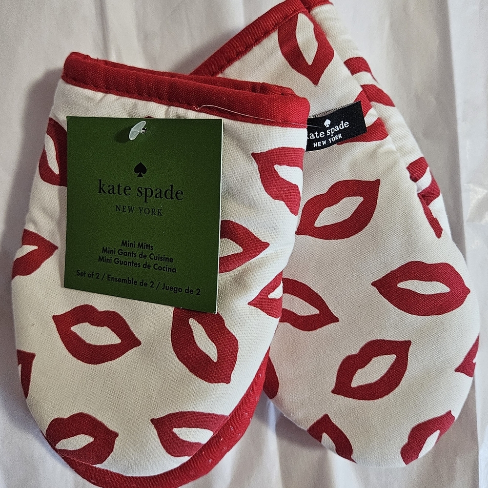 Kate Spade New York 2 Piece Set of red kisses on white background mini oven mitt
